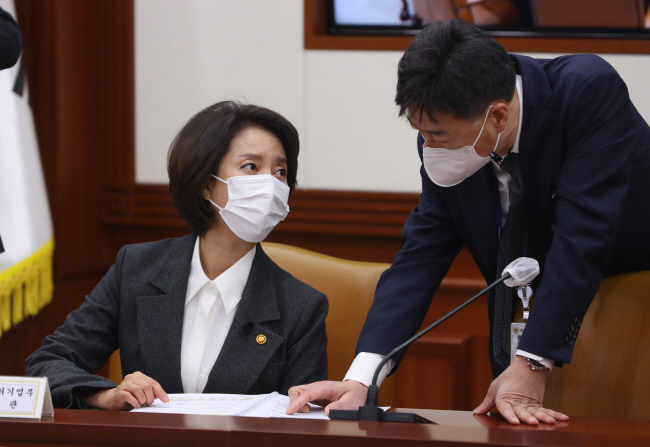 이영(왼쪽) 중소벤처기업부 장관이 4일 정부서울청사에서 열린 비상경제장관회의에 참석해 직원과 대화하고 있다. 이 장관은 “민간 벤처모펀드가 활발히 조성되도록 법인 출자자에게 최대 8% 세액공제를 부여한다”고 밝혔다. 뉴시스