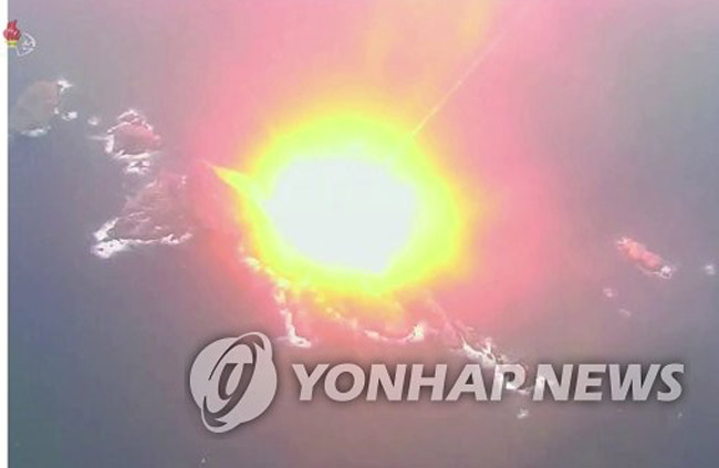 북한이 지난 달 10일 관영매체를 통해 공개한 ‘전술핵운용부대 훈련’ 사진. 조선중앙TV 캡쳐·연합뉴스