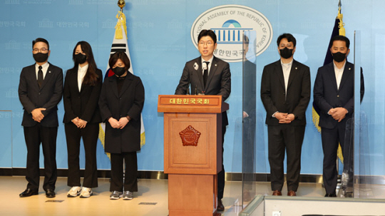 더불어민주당 소속 용산구의원들이 6일 서울 영등포구 여의동 국회 소통관에서 ‘10·29 참사 진상규명 촉구 기자회견’을 하고 있다. 왼쪽부터 장정호, 윤정회, 황금선, 백준석, 함대건, 김형원 용산구 의원. 연합뉴스