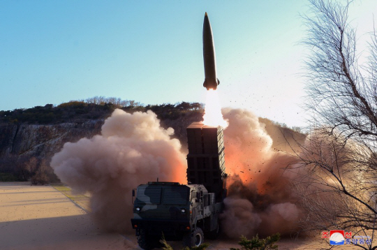 KN-23(북한판 이스칸데르)과 모양이 같으나 크기는 작은 신형전술유도무기인 KN-23 축소 개량형. 발사관이 4개 이다. 조선중앙통신 캡처／한국국방안보포럼 제공