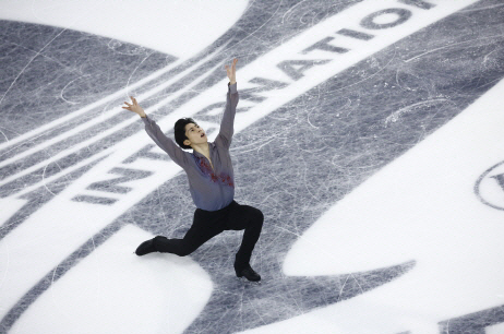 이시형(고려대)이 6일 오전(한국시간) 프랑스 앙제에서 열린 피겨스케이팅 시니어 그랑프리 남자싱글에서 연기를 펼치고 있다. 로이터 연합뉴스