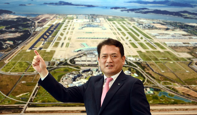 김경욱 인천국제공항공사 사장이 지난 3일 문화일보와의 인터뷰 도중 본사 사장 집무실 벽면에 걸려 있는 인천공항 전경 사진을 가리키며 ‘또 하나의 여행 목적지’로서의 인천공항에 대해 설명하고 있다. 김선규 기자