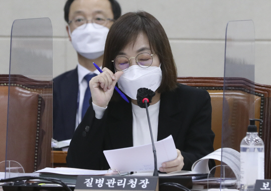 백경란 질병관리청장이 7일 서울 영등포구 국회에서 열린 보건복지위원회 제9차 전체회의에 출석해 김원이 더불어민주당 의원의 질의에 답하며 생각에 잠겨 있다. 뉴시스