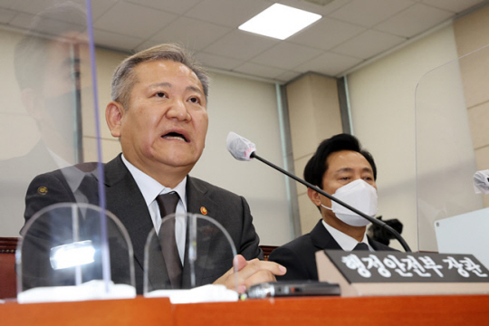 이상민 행정안전부 장관이 7일 오후 서울 영등포구 국회에서 열린 행정안전위원회 전체회의에서 의원들의 질의에 답변하고 있다. 연합뉴스