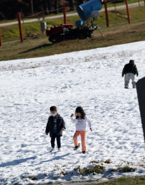 ▲‘입동’을 하루 앞둔 6일 강원 평창의 한 스키장 슬로프에서 어린이들이 개장 준비를 위해 뿌려 놓은 인공눈 위를 걷고 있다. 연합뉴스