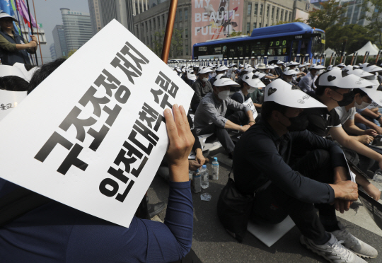 서울교통공사 노동조합 조합원들이 지난 9월 29일 서울시청 인근에서 열린 서울교통공사의 안전대책 수립을 촉구하는 집회를 하고 있다. 뉴시스
