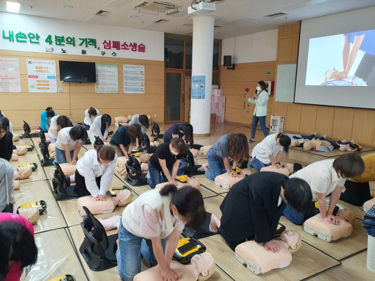 노원구 심폐소생술 교육장에서 수강생들이 실습을 하고 있다. 노원구청 제공