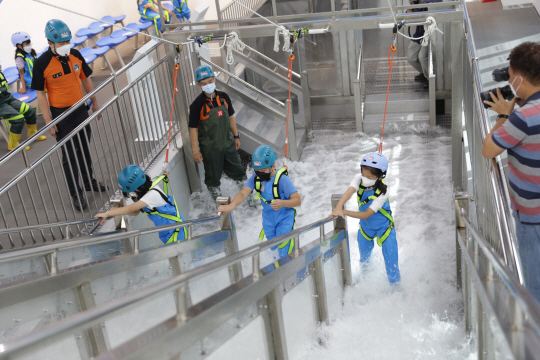 전국 국민안전체험관 중 유일하게 호우안전체험 시설을 갖춘 빛고을국민안전체험관에서 학생들이 침수 상황 탈출 체험 교육을 받고 있다. 빛고을안전체험관 제공