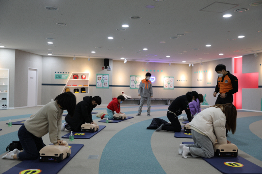 지난해 10월 문을 연 광주시빛고을국민안전체험관에서 체험객들이 교관으로부터 심폐소생술 등 응급안전 교육을 받고 있다. 빛고을안전체험관 제공