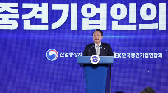 윤석열 대통령이 7일 오전 서울 중구 더플라자호텔에서 열린 제8회 중견기업인의 날 기념식에서 격려사를 하고 있다.   연합뉴스
