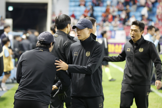 대구 FC 사령탑으로 정식 부임한 최원권 감독(가운데). 대구 FC 제공