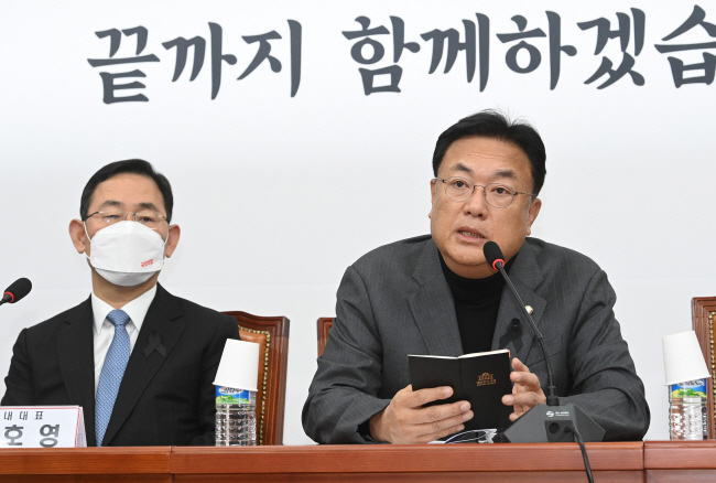 정진석(오른쪽) 국민의힘 비상대책위원장이 7일 오전 국회에서 열린 비대위회의에서 모두발언을 하고 있다. 왼쪽은 주호영 원내대표.  김동훈 기자