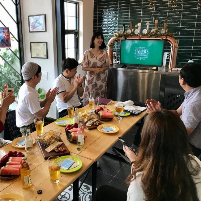 경북도가 의성군 안계면에 조성 중인 ‘이웃사촌 시범마을’에서 창업한 한 수제 맥주 공방에서 청년들이 대화를 나누고 있다. 경북도청 제공