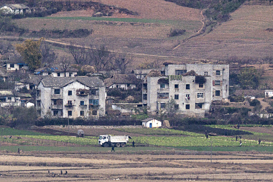 지난 3일 경기도 파주시 오두산 통일전망대에서 바라본 북한 황해북도 개풍군에서 주민들이 분주히 농사일을 하고 있다. 연합뉴스