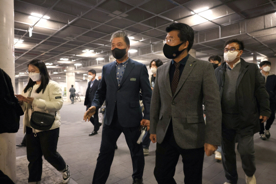 서강석(오른쪽 두번째) 송파구청장이 7일 오전 지하철 8호선 문정역을 방문해 지하1층을 둘러보고 있다. 송파구청 제공