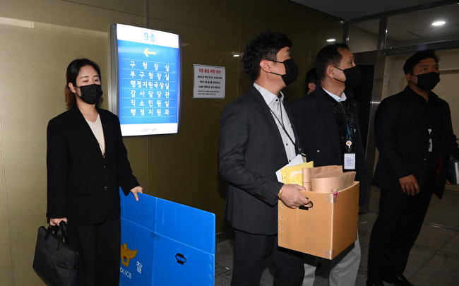 ‘이태원 핼러윈 참사’ 원인을 수사 중인 경찰청 특별수사본부 관계자들이 8일 오전 서울 용산구청 구청장실 등을 압수수색 하고 있다.  박윤슬 기자