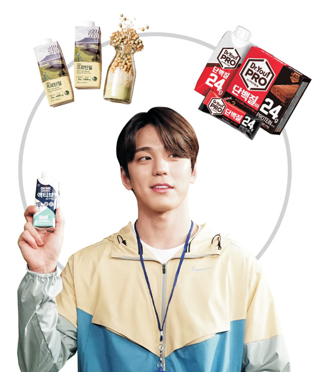 일동후디스의 단백질 브랜드 ‘하이뮨’ 광고 모델 김민규가 단백질 드링크 ‘하이뮨 액티브’ 제품을 들어 보이고 있다. 왼쪽 위는 삼일제약의 웰니스 브랜드 ‘일일하우’가 선보인 ‘식물성 프로틴밀’. 오른쪽 위는 오리온의 ‘닥터유 PRO 단백질바·드링크’ 제품. 각 사 제공