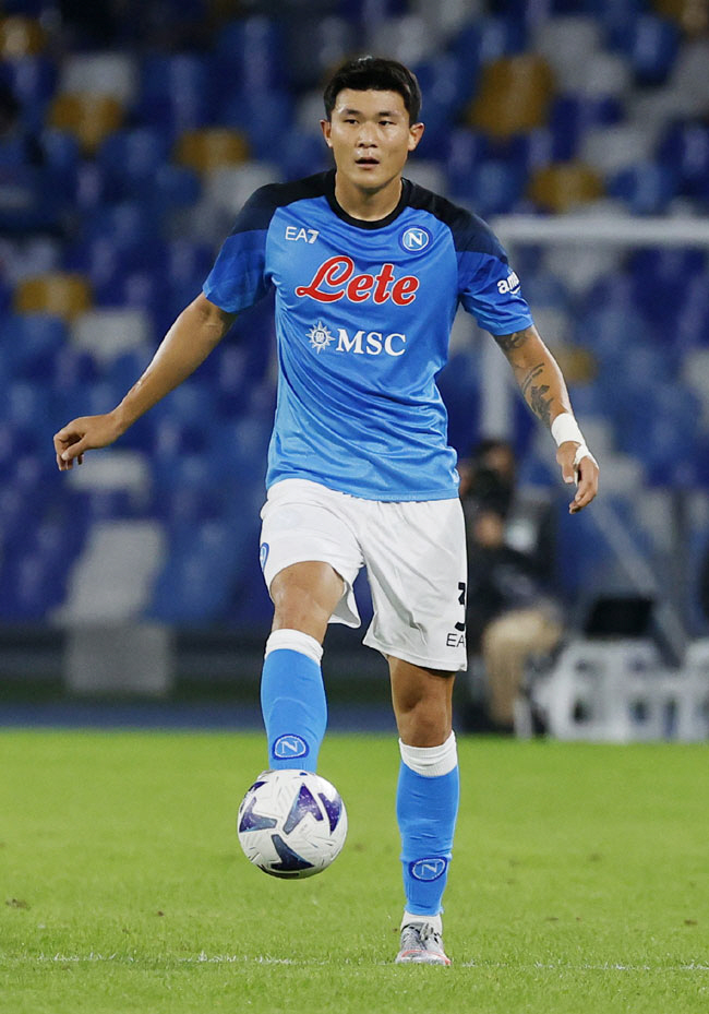 SSC 나폴리의 김민재가 9일 오전(한국시간) 이탈리아 나폴리의 스타디오 디에고 아르만도 마라도나에서 열린 이탈리아 세리에A 홈경기에서 풀타임을 소화하며 활약했다.  로이터 연합뉴스