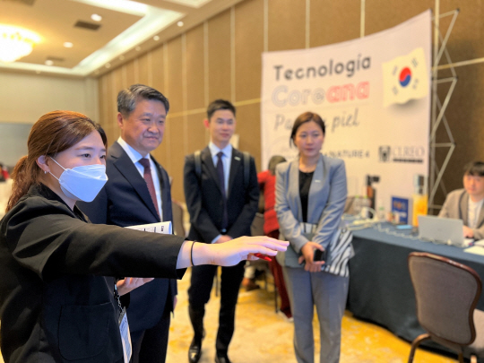 김학도(사진 왼쪽 2번째) 중진공 이사장이 8일 한-멕시코 기술교류 상담회에 참석해 메타버스 전시관을 확인하고 있다. 중진공 제공