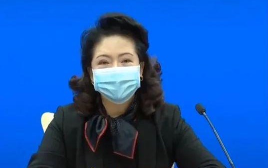 리샤오리 중국 네이멍구자치구 후허하오터 행정승인서비스국 부국장이 지난 10월 29일 브리핑에서 발언을 하고 있다. 리 부국장은 이날 착용한 고가의 스카프와 귀걸이로 구설수에 올랐다. 인터넷 캡쳐