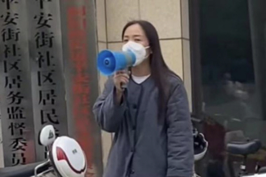 허난성 정저우의 한 사구 서기인 류훙잉이 8일 사무실 앞에서 메가폰을 들고 논란이 된 자신의 발언을 옹호하고 있다. 바이두 캡처