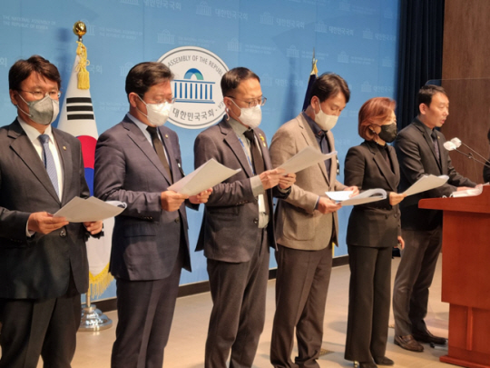 김용민(오른쪽) 더불어민주당 의원 등이 9일 윤석열 대통령이 특별검사 등 요구를 수용하지 않으면 퇴진 운동을 하겠다고 밝히고 있다. 안민석 민주당 의원 페이스북 캡처