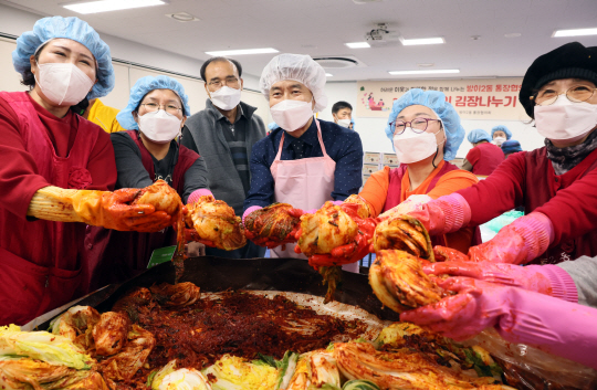 서강석(오른쪽 세번째) 송파구청장이 9일 방이2동 주민센터에서 주민들과 함께 김장을 담그고 있다. 송파구청 제공
