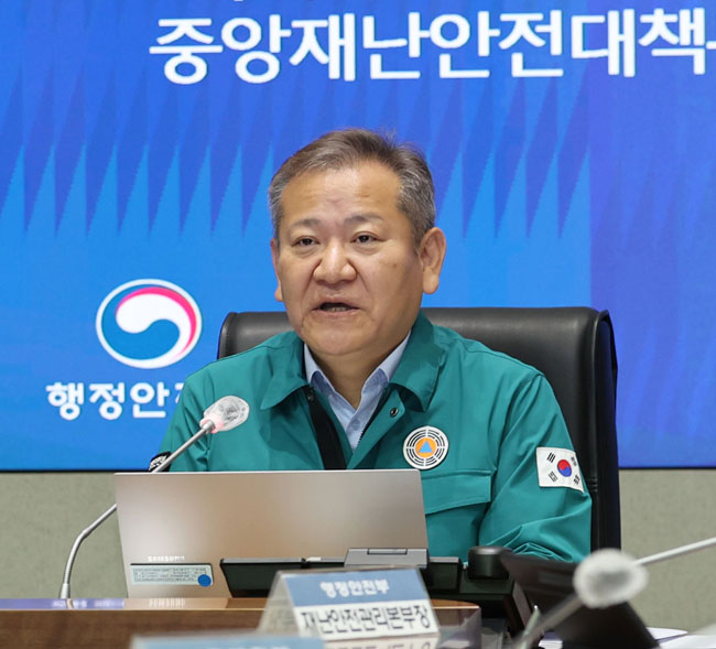 이상민 행정안전부 장관이 9일 오전 정부서울청사 중앙재난안전대책본부 상황실에서 열린 이태원 사고 및 코로나19 중대본 회의에서 발언하고 있다. 연합뉴스