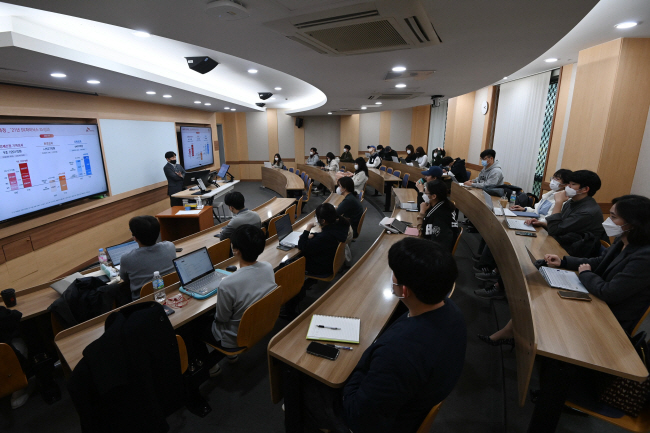조성봉 SK하이닉스 사회적가치(SV) 전략팀장이 지난 3일 서울 성동구 한양대에서 ‘SK하이닉스의 ESG 사례’를 주제로 특강을 진행하고 있다. 문호남 기자
