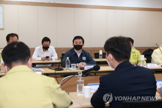 국내 기업들의 해외 수주 지원을 위해 사우디아라비아 출장을 다녀온 원희룡 국토교통부 장관이 9일 밤 서울 영등포역에서 잇단 철도 사고 발생과 관련해 코레일 직원들의 의견을 듣고 있다. 연합뉴스