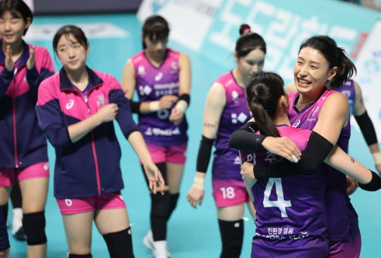 10일 오후 서울 중구 장충체육관에서 열린 여자프로배구 GS칼텍스와 흥국생명의 경기에서 세트 스코어 3-0(25-16 25-15 25-14)으로 이긴 흥국생명 김연경 등 선수들이 기뻐하고 있다. 연합뉴스