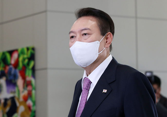 윤석열 대통령이 10일 오전 서울 용산 대통령실 청사로 출근, 기자들과 질의응답을 하고 있다. 연합뉴스
