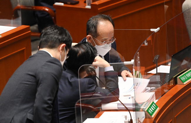 추경호(오른쪽) 부총리 겸 기획재정부 장관이 10일 오전 국회에서 열린 예산결산특별위원회에 출석해 최상대(가운데) 기재부 2차관과 자료를 보며 이야기를 나누고 있다.  김동훈 기자