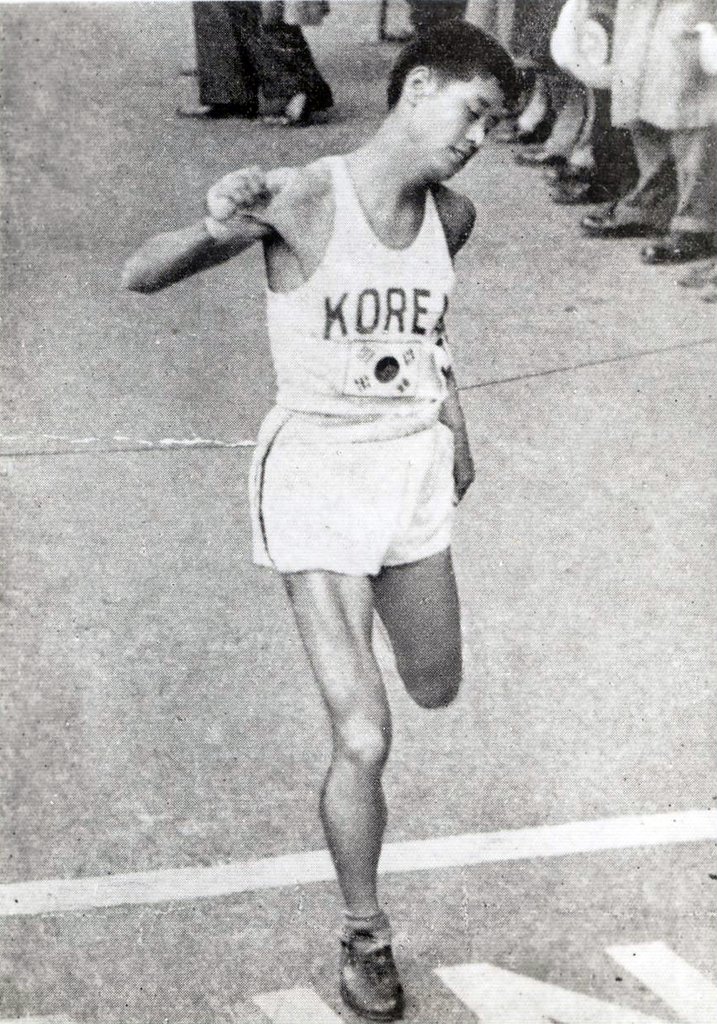 1950년 보스턴 마라톤에서 함기용 선생이 1위로 결승선을 통과하는 장면.[대한육상연맹제공. 재판매 및 DB금지]