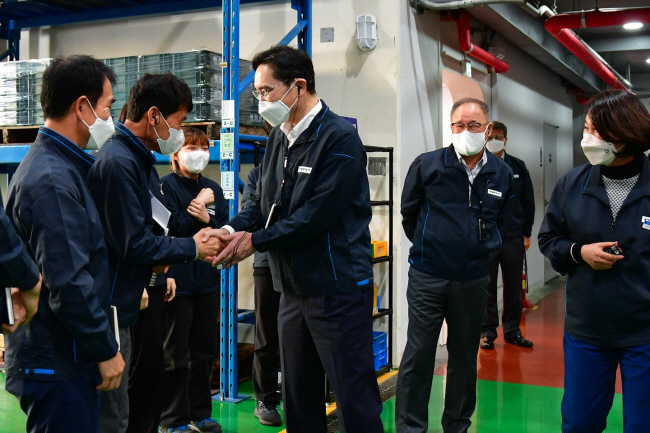 이재용(가운데) 삼성전자 회장이 지난 8일 삼성전자로부터 스마트공장 구축 지원을 받은 부산 소재 중소기업 ‘동아플레이팅’을 방문해 제조 현장을 둘러보고 업체 관계자들과 인사를 나누고 있다.  삼성전자 제공
