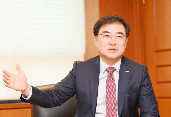 손병두 한국거래소 이사장은 지난 10월 24일 거래소 서울사옥에서 가진 문화일보와의 인터뷰에서 외국인에게 투자 문호를 개방한 지 30년을 맞아 자본시장 선진화를 위한 당면 과제로 건전한 기업 지배구조와 주주 중심 경영 정착, 외국인 접근성 개선, 시장 투명성 제고 등을 제시했다.  김호웅 기자