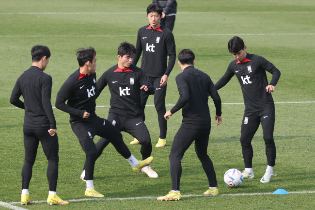 한국 축구대표팀이 10일 파주 국가대표트레이닝센터에서 아이슬란드와 평가전을 앞두고 최종 훈련을 하고 있다. 2022 카타르월드컵 직전 마지막 점검무대인 아이슬란드전은 11일 오후 8시 화성종합경기타운에서 열린다.  연합뉴스