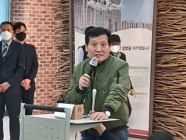 안동시 수상동 안동병원에 입원했던 박정하 씨가 11일 퇴원 후 병원 로비에서 기자회견을 하고 있다.