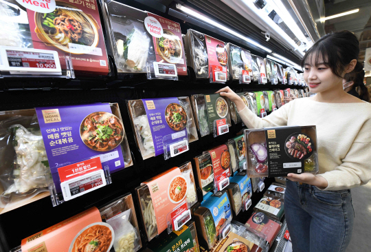 홈플러스가 선보인 가정간편식(HMR) 브랜드 ‘홈플러스 시그니처 홈밀’ 제품을 모델이 살펴 보고 있다. 홈플러스 제공