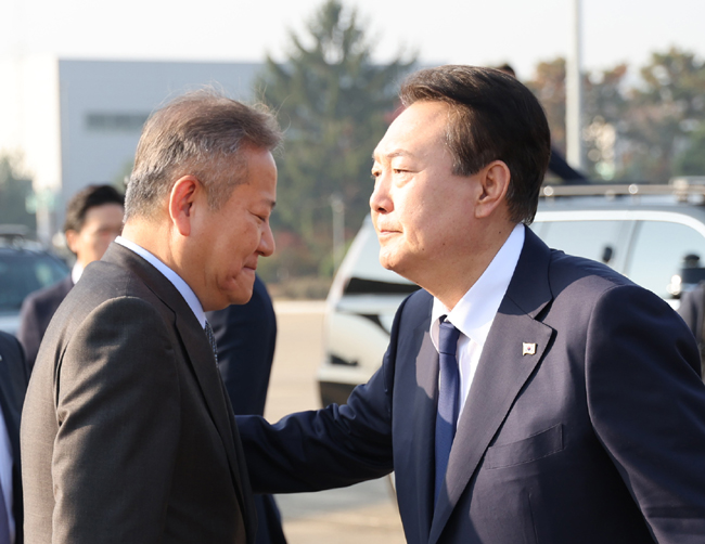 주요20개국 정상회의 참석 등을 위해 동남아시아를 순방하는 윤석열 대통령이 11일 오전 서울공항에서 환송나온 이상민 행정안전부 장관과 인사하고 있다. 연합뉴스