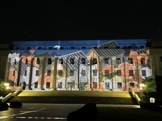 ▲지난 9월 말 경희대 국제캠퍼스 중앙도서관에 전시된 미디어 파사드 ‘빛으로 공간을 물들이다’의 모습. 경희대 제공