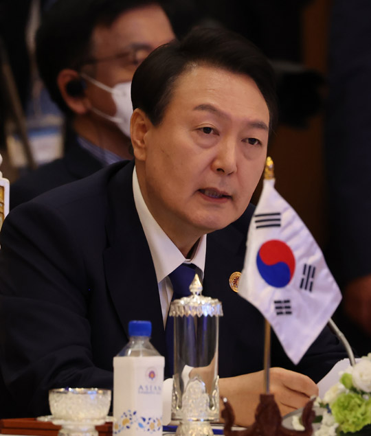 윤석열 대통령이 11일 오후 캄보디아 프놈펜 소카호텔에서 열린 한·아세안 정상회의에 참석, 모두발언을 하고 있다. 연합뉴스