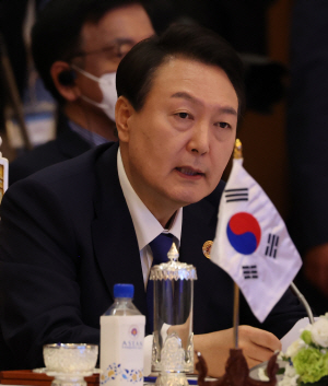 윤석열 대통령이 11일 한·아세안 정상회의에서 모두발언을 하고 있다. 뉴시스.