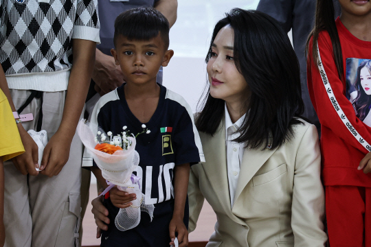 김건희 여사가 11일 캄보디아 프놈펜 헤브론 의료원을 방문해 어린이 환자들을 만나고 있다. 뉴시스.