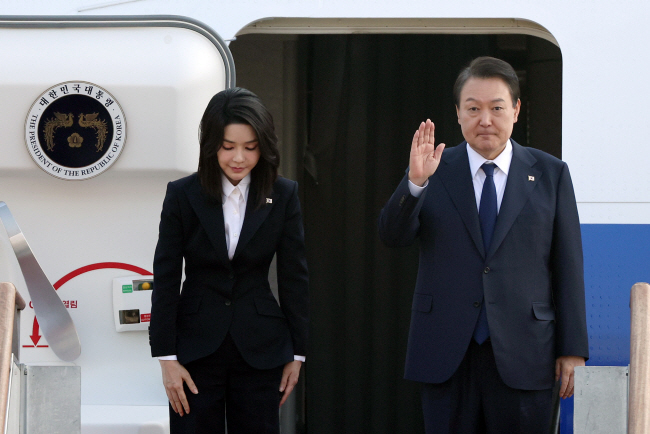 윤석열 대통령과 김건희 여사가 11일 오전 경기 성남 서울공항에서 아세안(동남아국가연합) 및 주요 20개국(G20) 정상회의, 한·미와 한·미·일 정상회담 참석 등을 위해 4박 6일 일정으로 캄보디아와 인도네시아로 출국하면서 공군 1호기 탑승 직전 국민에게 인사하고 있다.  뉴시스