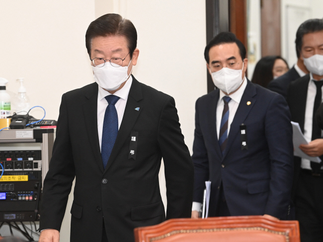 ‘이태원 핼러윈 참사’와 관련한 국정조사를 위해 범국민 서명운동에 나서겠다고 선언한 이재명(왼쪽) 더불어민주당 대표가 11일 오전 국회에서 열린 최고위원회의에 참석하기 위해 이동하고 있다. 오른쪽은 박홍근 원내대표. 김동훈 기자