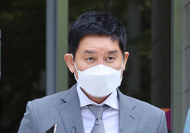 라임자산운용(라임) 사태의 핵심 인물인 김봉현 전 스타모빌리티회장이 20일 오후 서울 양천구 남부지법에서 열린 사기·유사수신행위법 위반 관련 구속 전 피의자심문(영장실질심사)를 마친 뒤 법정을 나서고 있다.김 전 회장은 2017∼2018년 광주 등에서 비상장주식을 판매하겠다고 속여 투자자 350여 명으로부터 약 90억원을 가로챈 혐의 등을 받는다. 2022.9.20. 연합뉴스