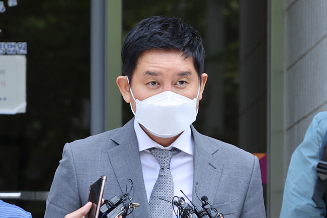 김봉현 전 스타모빌리티 회장이 지난 9월 20일 서울남부지법에서 열린 구속 전 피의자심문에 참석하기 위해 출두하고 있다. 연합뉴스