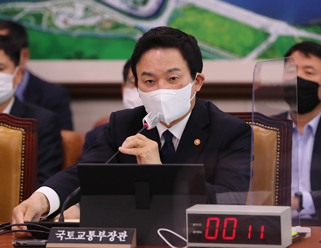원희룡 국토교통부장관이 11일 국회에서 열린 국토교통위원회 전체회의에 출석해 의원들의 질의에 답하고 있다. 뉴시스