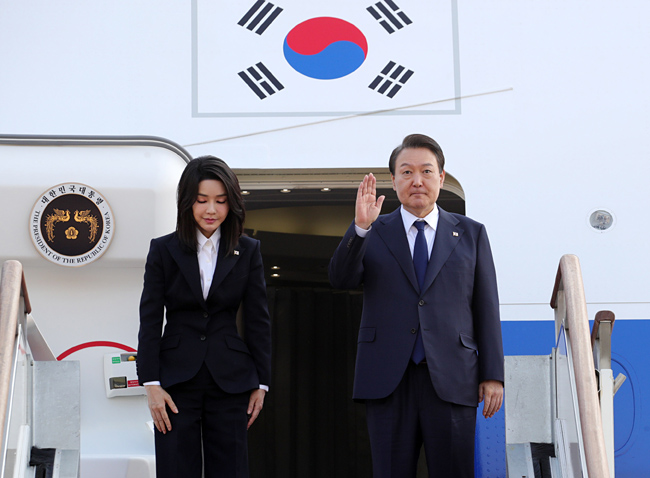 대통령실이 MBC 기자들의 대통령 전용기 탑승을 불허해 논란이 이는 가운데, 윤석열 대통령과 부인 김건희 여사가 11일 경기 성남시 서울공항에서 대통령 전용기인 공군1호기에 탑승하면서 인사하고 있다. 뉴시스